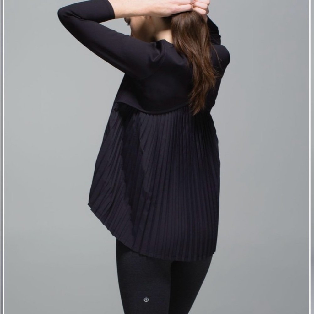Lululemon Chic Black Long Sleeve Women's Top gym-wear outing-wear - Picture 4 of 9